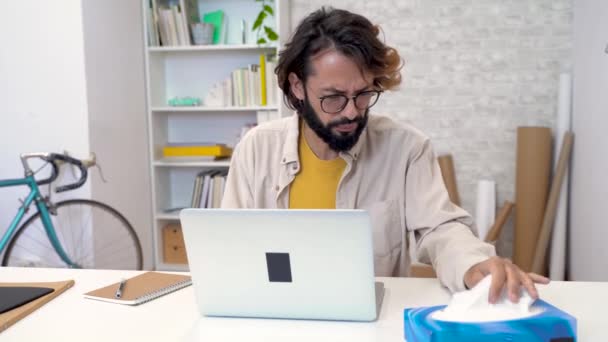 Нездоровый Человек Работает Компьютером Чувствует Себя Больным Первые Симптомы Гриппа — стоковое видео
