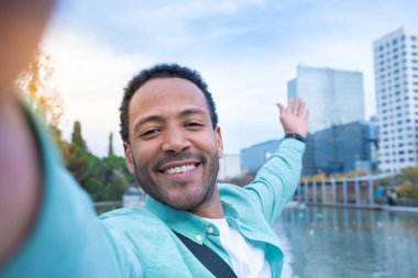 Şehir sokaklarında selfie çeken mutlu adam yaz tatilinde eğlenen erkek turist dışarıda kameraya bakan gülümseyen adam göze odaklan. Yüksek kalite fotoğraf