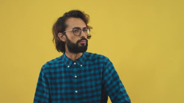 Junger Mann Nachdenkend Und Aufblickend Auf Gelbem Hintergrund Arbeit Idee — Stockvideo