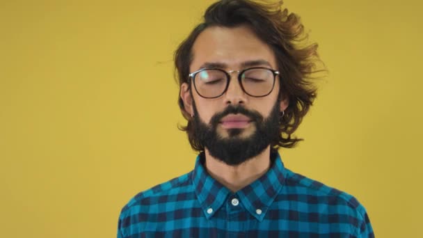 Retrato Del Guapo Serio Hipster Joven Estudiante Mirando Cámara Sobre — Vídeo de stock