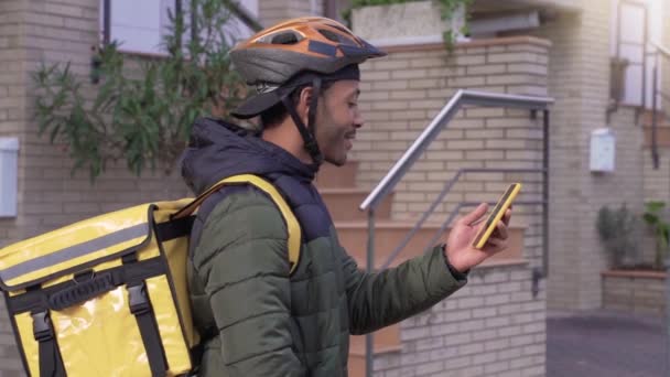 Food Courier Man Thermal Backpack Checking Route Delivery Goods City — Vídeo de Stock