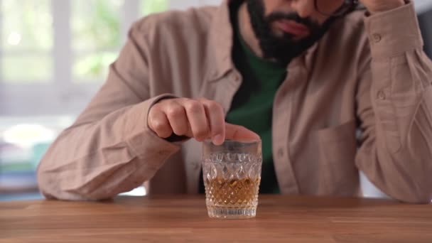 Man Kämpar Med Alkoholmissbruk Glassprit Whiskey Sluta Dricka Beroende Familjeproblem — Stockvideo