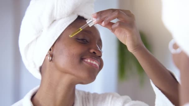 Young Black Woman Applying Serum Face Dropper Natural Oil Skin — Vídeo de Stock