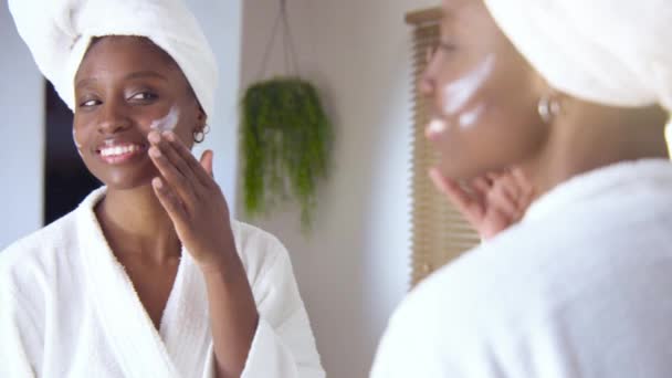 Beautiful Smiling Woman Applying Moisturiser Cream Face Morning Beauty Routine — Vídeos de Stock