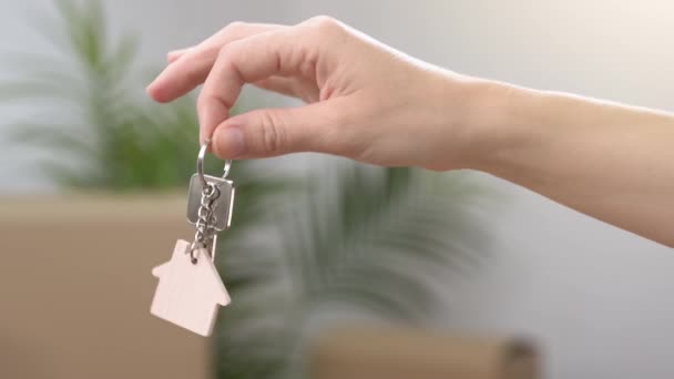 移交新公寓的钥匙 手工送给房子形状的钥匙圈 购买房屋 房地产 住房贷款 出租房屋的概念 高质量的4K镜头 — 图库视频影像