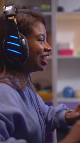 Jogadora Jogando Videogame Online Computador Streamer Jovem Mulher Usar Fone — Vídeo de Stock