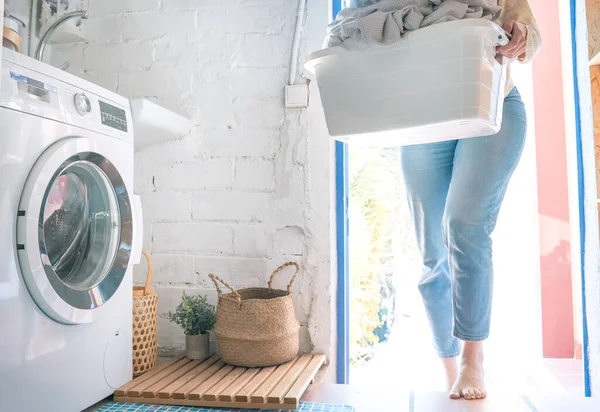 Çamaşır Makinesiyle Çamaşır Yıkayan Tanınmayan Bir Kadın Çevre Temizliği Işleri — Stok fotoğraf