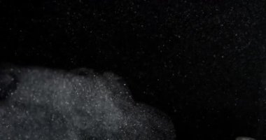 Ağır çekimde kar yağışı. Siyah Arkaplanda Yüzen Doğal Organik Toz Parçacıkları. Işıldayan parlak beyaz ve gümüş parçacıklar Fas ve yavaş çekim ile havada bokeh. Kar fırtınası konsepti