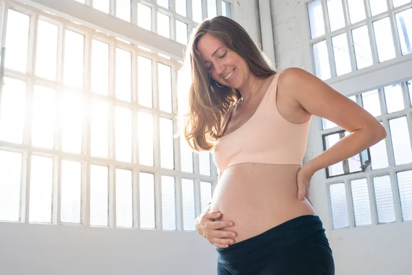 Šťastná Těhotná Žena Dotýká Hladí Své Břicho Dívá Dolů Stojící Stock Snímky