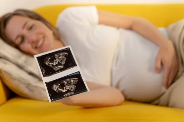 Těhotná Žena Dívá Dětský Ultrazvuk Doma Čekající Matka Těhotným Břichem Royalty Free Stock Obrázky