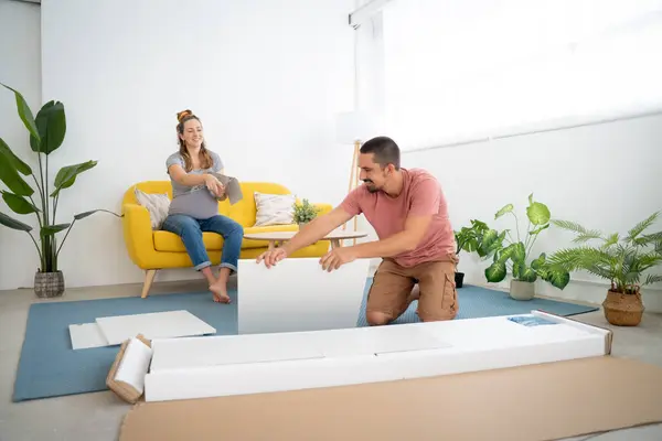 Glada Gravida Par Montera Möbler För Det Nya Huset Och — Stockfoto