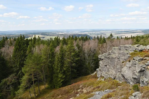 在卡洛维瓦里地区的一块高石头上 观景的观光客叫Vysok Kmen — 图库照片