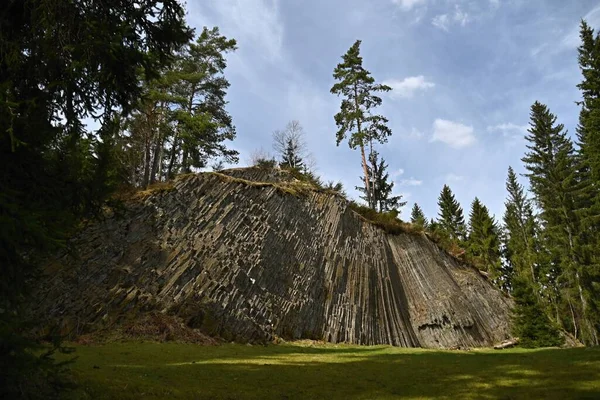 Rotav Orgel Vulkanischen Ursprungs Karlsbader Region Glasberg Vulkanischen Ursprungs Der lizenzfreie Stockfotos