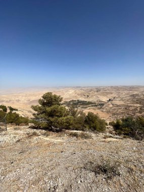 Kutsal dağdan Ürdün Çölü manzarası NEBO Hristiyan kutsal yeri Mound NEBO