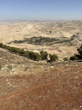 Kutsal dağdan Ürdün Çölü manzarası NEBO Hristiyan kutsal yeri Mound NEBO