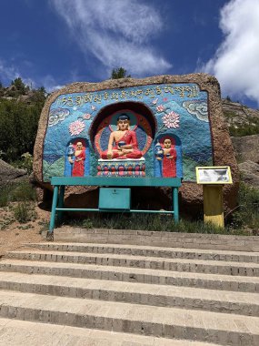 Gorkhi Terelj Manastırı 'na giden yolda. Tabela üzerinde renkli Buda.