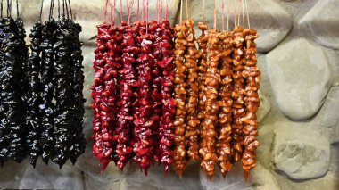 Geleneksel kurutulmuş kilisede ceviz ve kurutulmuş meyve ile ceviz ve kurutulmuş meyve.