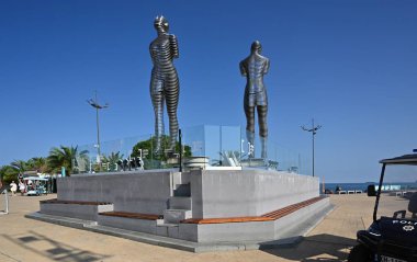Ali ve Nina, Batumi 'de Büyük Gürcistan Aşkı Heykeli' nde bir kadın ve erkeğin rıhtımdaki heykeli.