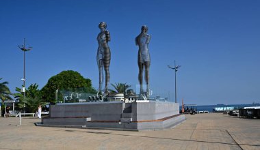 Ali ve Nina, Batumi 'de Büyük Gürcistan Aşkı Heykeli' nde bir kadın ve erkeğin rıhtımdaki heykeli.