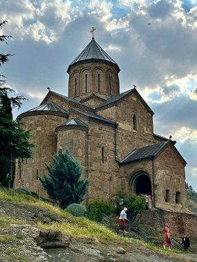 Tiflis, GeorgiaHeritage, İber Krallığı 'ndaki Aziz Niklas Katedrali' ni ziyaret eden turistler, Tiflis 'in kurucusu.