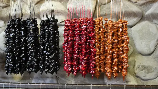 Geleneksel kurutulmuş kilisede ceviz ve kurutulmuş meyve ile ceviz ve kurutulmuş meyve.