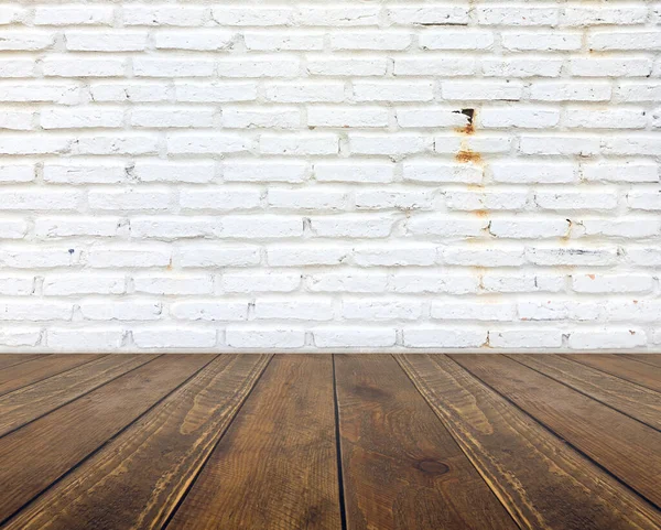 Boş ahşap masa ve beyaz tuğla duvar arkaplanı.