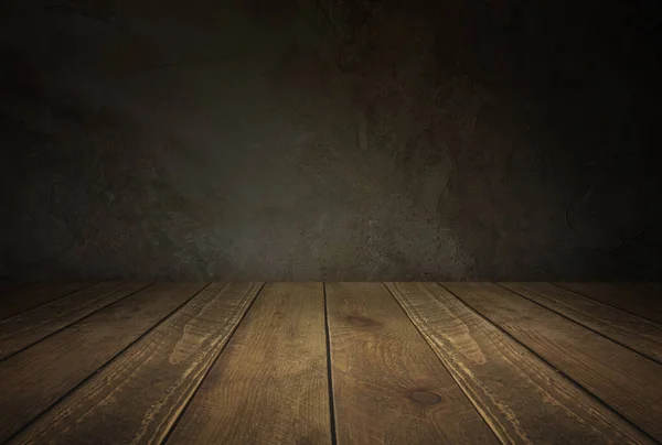 Karanlık beton doku arka plan ile ahşap masa