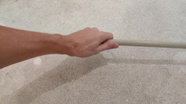 Tesisatçı PPR borusunu kesmiş. Hidrolik sistemin hazırlanması.