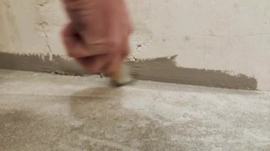 İç bölgelerdeki döşeme ve döşeme altlarında kullanılmak üzere fırça esnek bileşenli mühür filmiyle boya. Banyoda su yalıtımı yapıyorum..