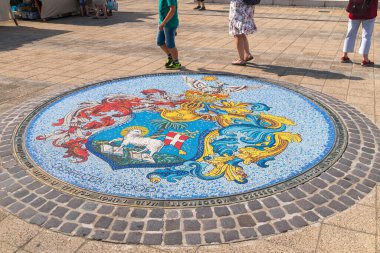 Debrecen, Macaristan - 11 Haziran 2022: Debrecen armalı mozaik sanatı.