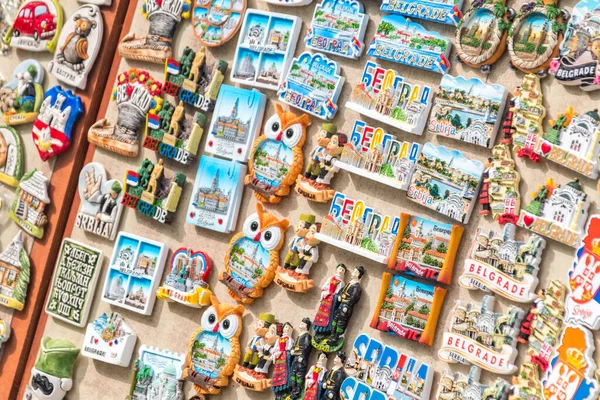塞尔维亚贝尔格莱德 2022年6月7日 许多贝尔格莱德磁铁出售 游客纪念品商店里的贝尔格莱德弗里奇磁铁 — 图库照片