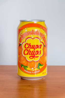 Pruszcz Gdanski, Polonya - 13 Temmuz 2022: Chupa Chups portakal aromalı konserve.