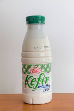Pruszcz Gdanski, Polonya - 21 Haziran 2022: Bir şişe Mleczna Polana Kefir.