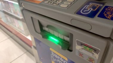 Gdansk, Polonya - 2 Kasım 2022: Polonya banknotlarının ATM 'den çekilmesi.