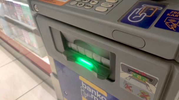 Danzig Polen November 2022 Abheben Der Polnischen Banknoten Geldautomaten — Stockvideo