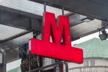 Kopenhag, Danimarka - 26 Temmuz 2022 Kopenhag metrosunun kırmızı işareti. Kopenhag 'da 7 / 24 hizmet hızlı ulaşım sistemi logosu.