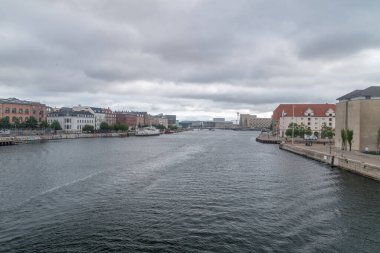 Kopenhag, Danimarka - 26 Temmuz 2022: Bulutlu bir günde Kopenhag Limanı.