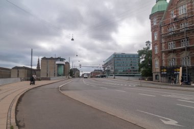 Kopenhag, Danimarka - 26 Temmuz 2022: Borsgade Caddesi 'nden Knippels Köprüsüne.