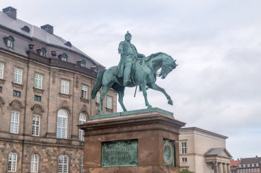 Kopenhag, Danimarka - 26 Temmuz 2022: Kopenhag 'daki Slotsholmen' de Frederick VII 'nin Atlı heykeli.