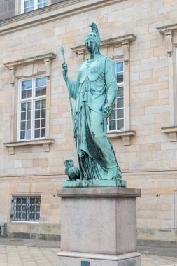 Kopenhag, Danimarka - 26 Temmuz 2022: Minerva Heykeli (Etruscan: Minerva), Roma bilgelik, sanat, ticaret ve strateji tanrıçası..