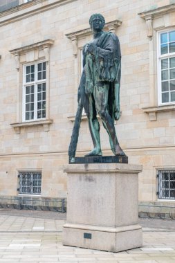 Kopenhag, Danimarka - 26 Temmuz 2022: Bertel Thorvaldsen 'in Herkules' inin bronz bir kalıbı. Kopenhag 'daki Herkül' ün Bronz Heykeli.