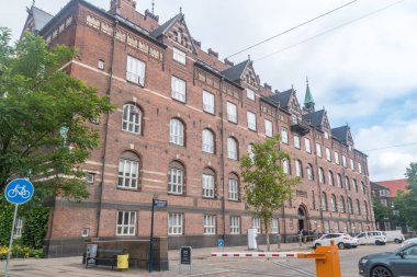 Kopenhag, Danimarka - 26 Temmuz 2022 Kopenhag Belediye Binası 'ndaki otoparktan görüntülendi.