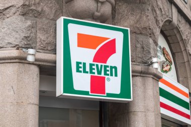 Kopenhag, Danimarka - 26 Temmuz 2022: 7-Eleven mahalle tabelası.