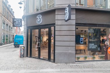 Kopenhag, Danimarka - 26 Temmuz 2022: Üç cep telefonu operatörü.