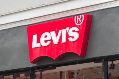 Kopenhag, Danimarka - 26 Temmuz 2022: Levi 's mağaza tabelası. Levi Strauss and Co., Levi 's adlı bir Amerikan giyim şirketidir..