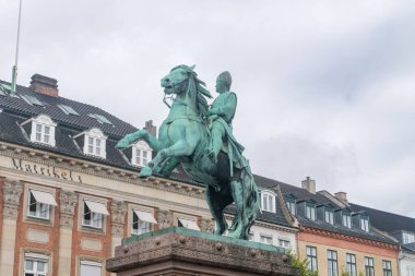 Kopenhag, Danimarka - 26 Temmuz 2022: Absalon Binicilik Heykeli. Hojbro Plads 'taki Absaoln anısına 1902 yılından kalma binicilik heykeli..