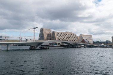 Kopenhag, Danimarka - 26 Temmuz 2022: Inderhavnsbroen (İç Liman Köprüsü) bulutlu bir günde.