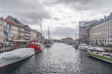 Kopenhag, Danimarka - 26 Temmuz 2022: Gemili ve tekneli Nyhavn Kanalı.