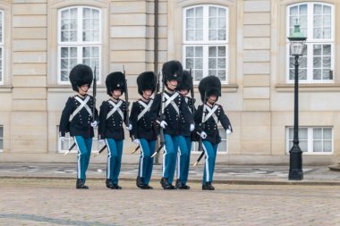 Kopenhag, Danimarka - 26 Temmuz 2022: C7A1 taşıyan ve arka görüşlü Danimarka Kraliyet Muhafızları.