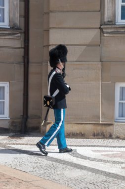 Kopenhag, Danimarka - 26 Temmuz 2022: Danimarka Kraliyet Muhafızları Amalienborg Sarayı 'nda görevlendirildi.